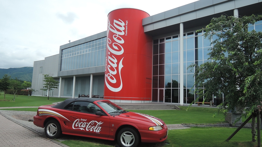 *【グリーンパークえびの コカ・コーラ工場】グッズの販売や懐かしい自販機などの展示があります。