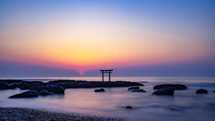 *【大洗磯前神社】波が洗う海岸に建てられた「神磯の鳥居」が有名な神社です。