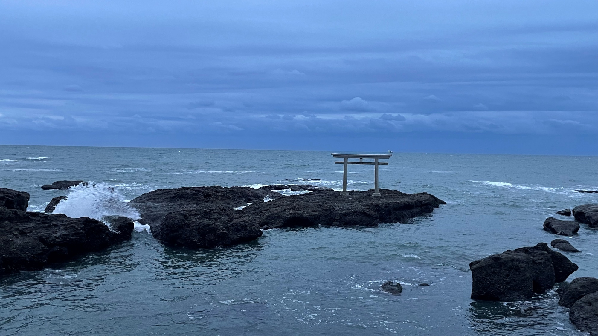 *【大洗磯前神社】晴れた日は海岸線に昇る朝日をご覧いただけます。当館から車で約15分