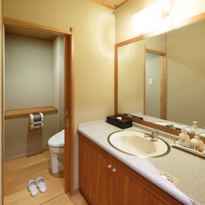 大正ロマン風和室8畳+4.5畳（洗面+トイレ付）眺めよい川側