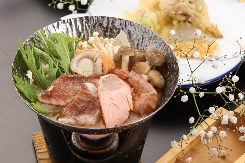 【お肉よりお魚派!!海鮮鍋で船盛付】天婦羅も付いて大満足！と２種類の泉質を堪能する温泉グルメ旅！