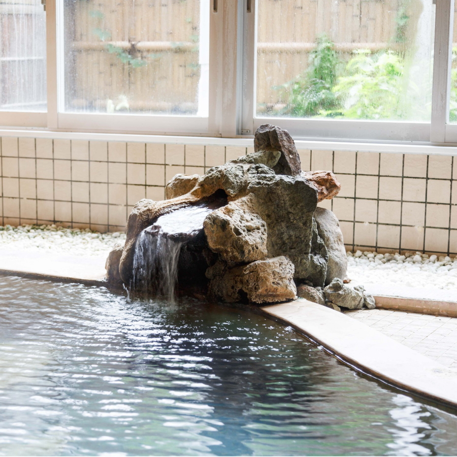 【中浴場】泉質が炭酸水素塩泉の為空気に触れると酸化し、 黒い湯花が沈殿しますが汚れではありません。