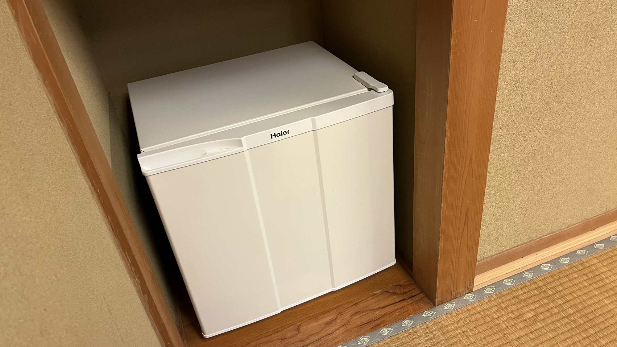 お部屋には小さい冷蔵庫を完備しています。