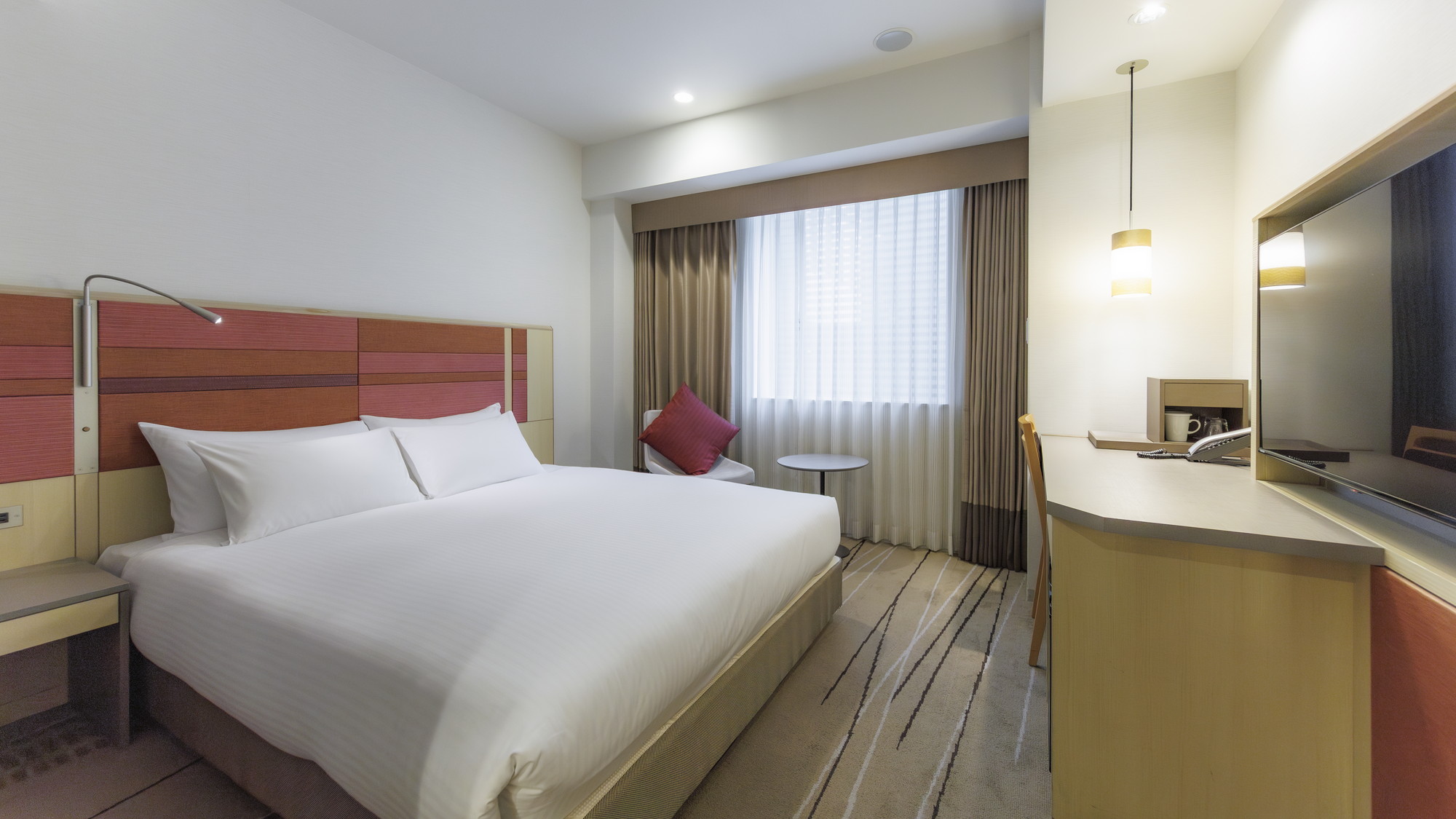 160㎝幅の余裕のあるベッドと、イタリア製のソファとティーテーブルを配しており、ゆったりとおくつろぎいただけます。