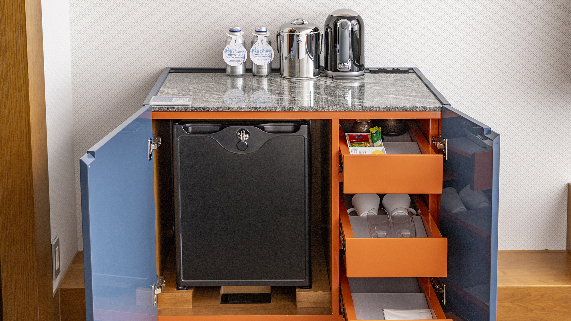 全客室に保冷庫を完備。お土産や冷たい飲み物の保管にどうぞ。※水の種類は異なる場合があります。