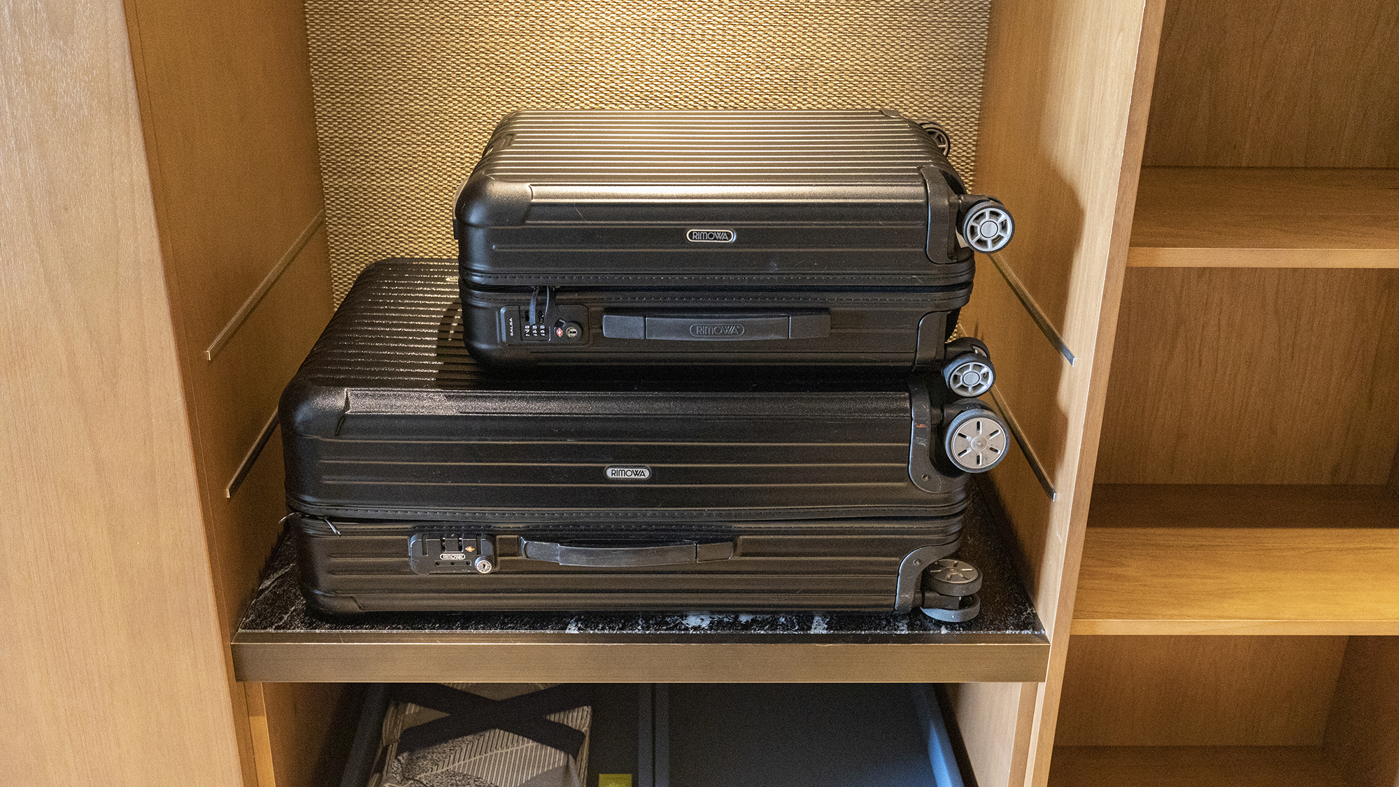 大きなスーツケースも収まるバゲージラック。床にスーツケースを広げることなく、荷物の整理が可能です。