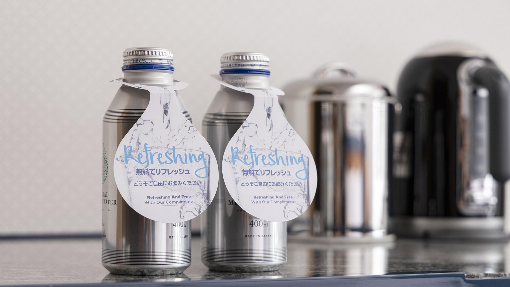 無料のお水をお部屋にご用意しています。※水の種類は予告なしに変更の場合がございます。
