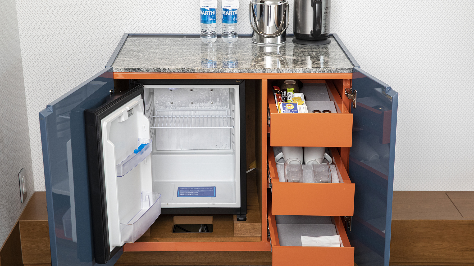 全客室に冷蔵庫が完備されています。お土産や冷たい飲み物も保管にご利用ください。