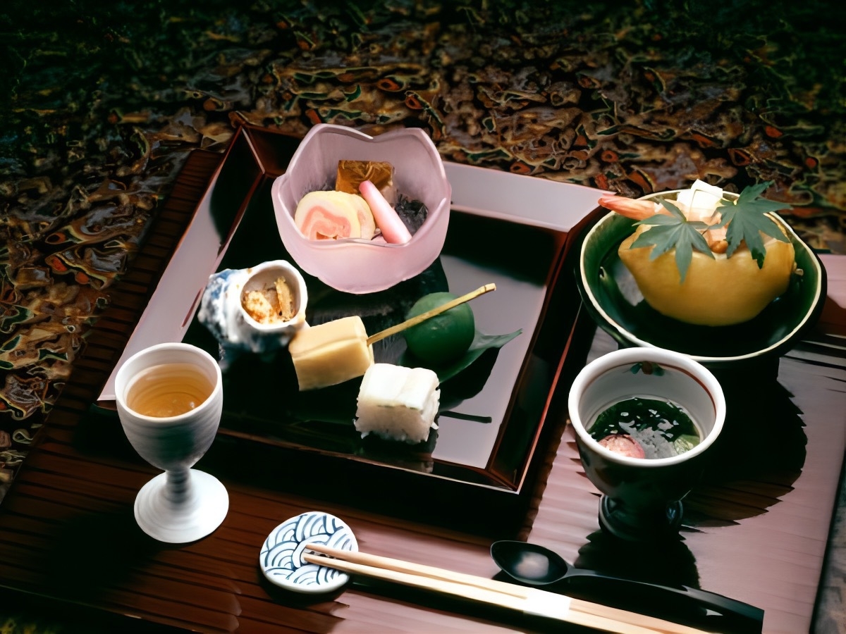 【万博】京都老舗料亭仕込の会席料理×源泉掛け流し温泉【旬味覚会席夕食＆朝食付】