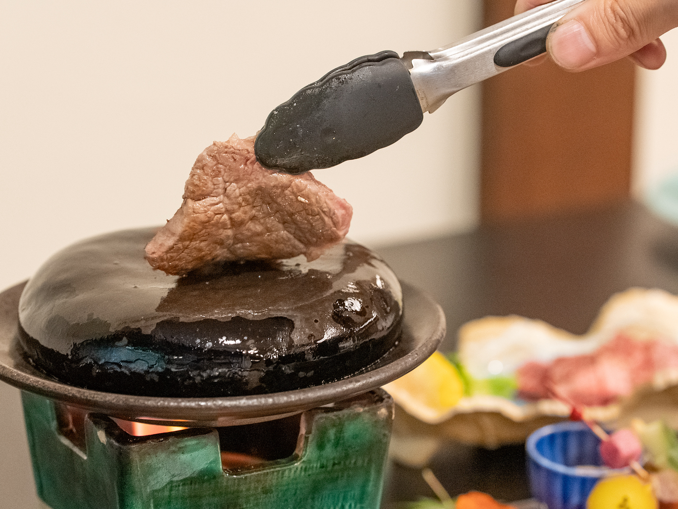 ［夕食］陶板でじっくり焼き上げる、旨み溢れる但馬牛のステーキ