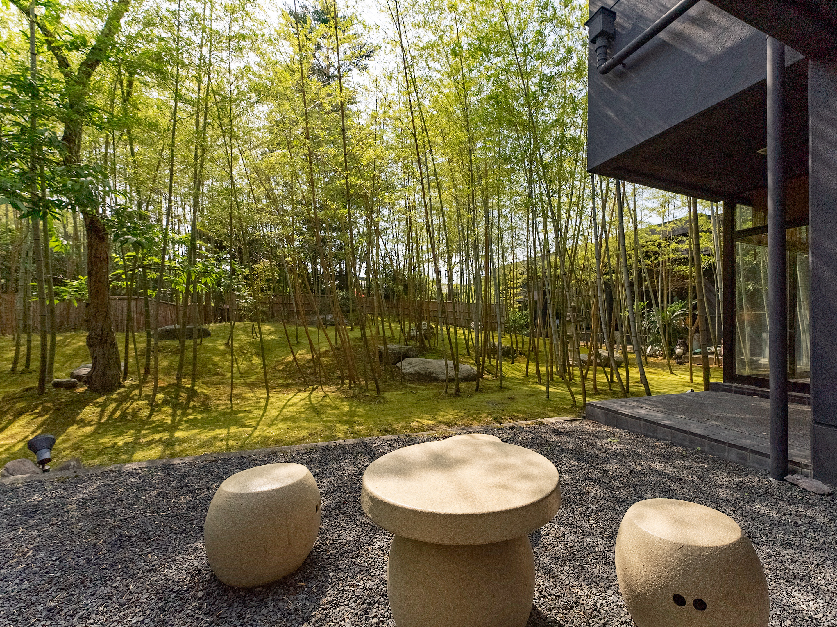 丈が揺れる優雅な庭園