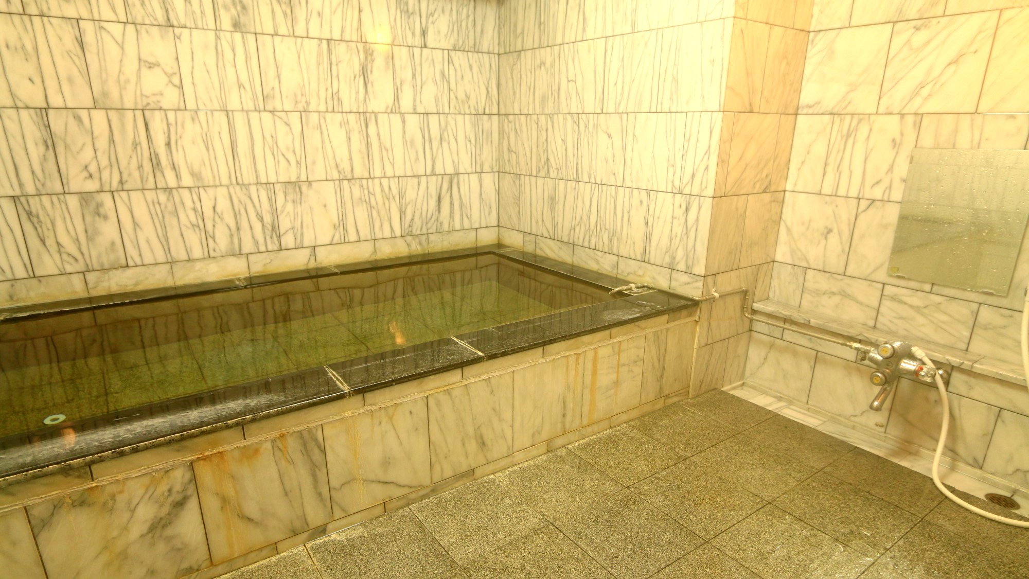 お風呂　総大理石の大浴場