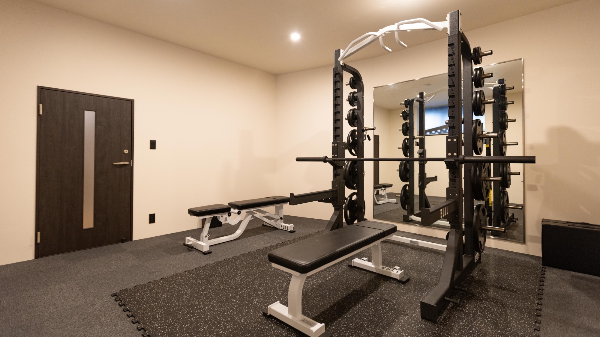 ・【Gym】トレーニング用の大型の鏡も完備