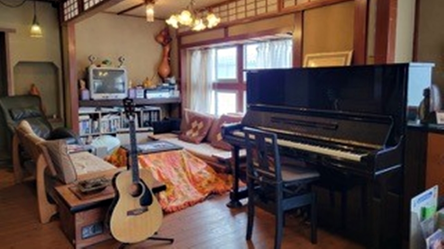 *【ロビー】館内には楽器がたくさん！カフェからピアノがきました