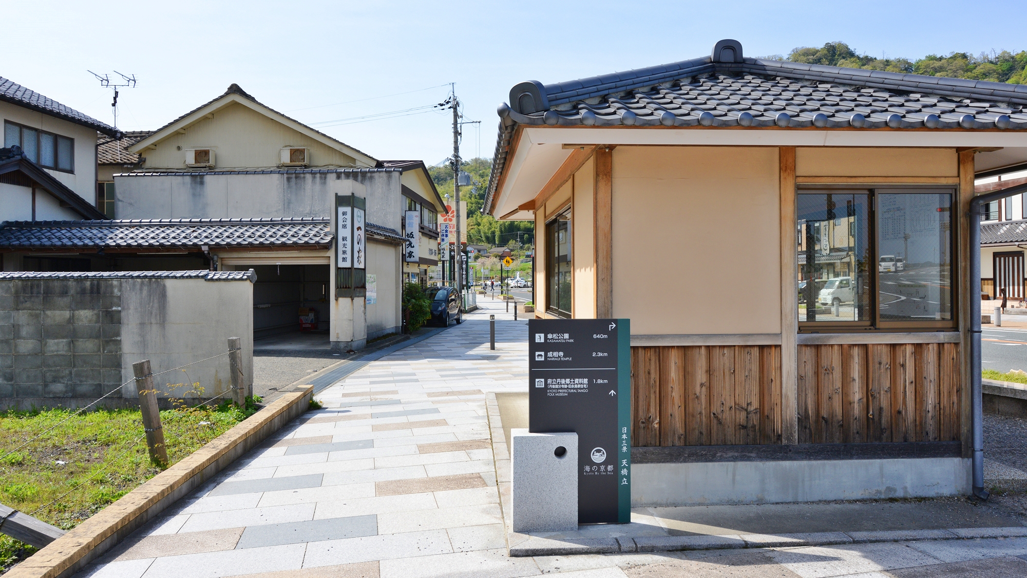 *観光船乗り場までは徒歩2分。海辺の道をのんびり歩いて。。。