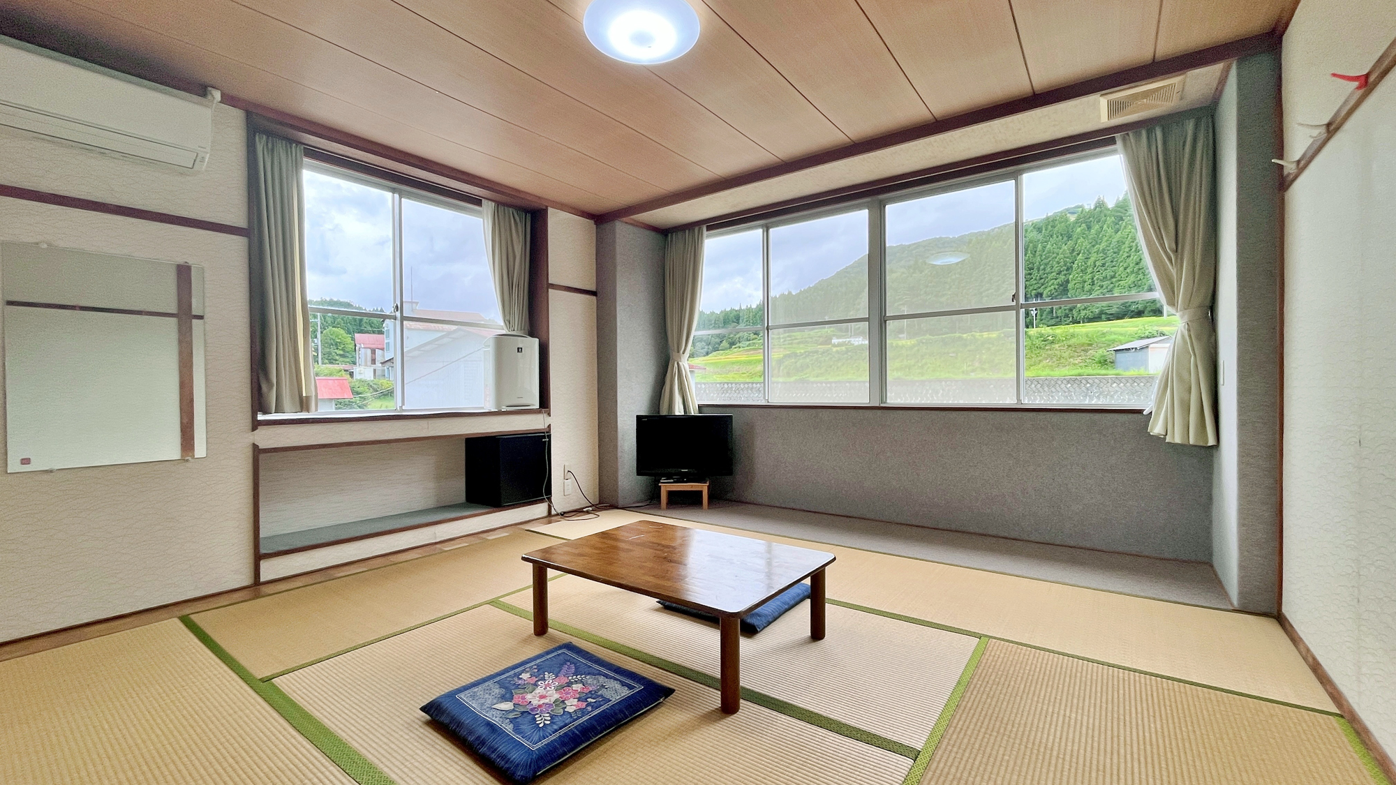 【客室（6畳和室）】大窓から自然の風景が楽しめます 