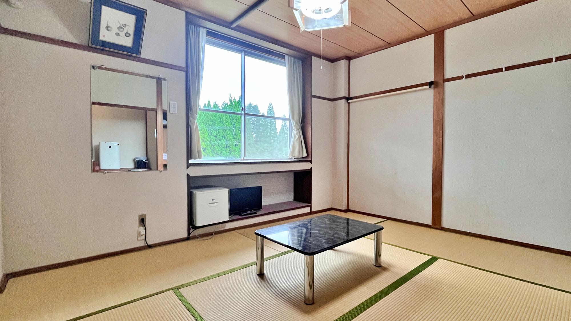 【客室（6畳和室）】大窓から自然の風景が楽しめます 