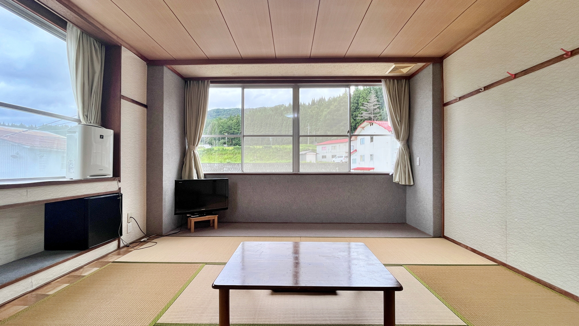 【客室（6畳和室）】大窓から自然の風景が楽しめます 