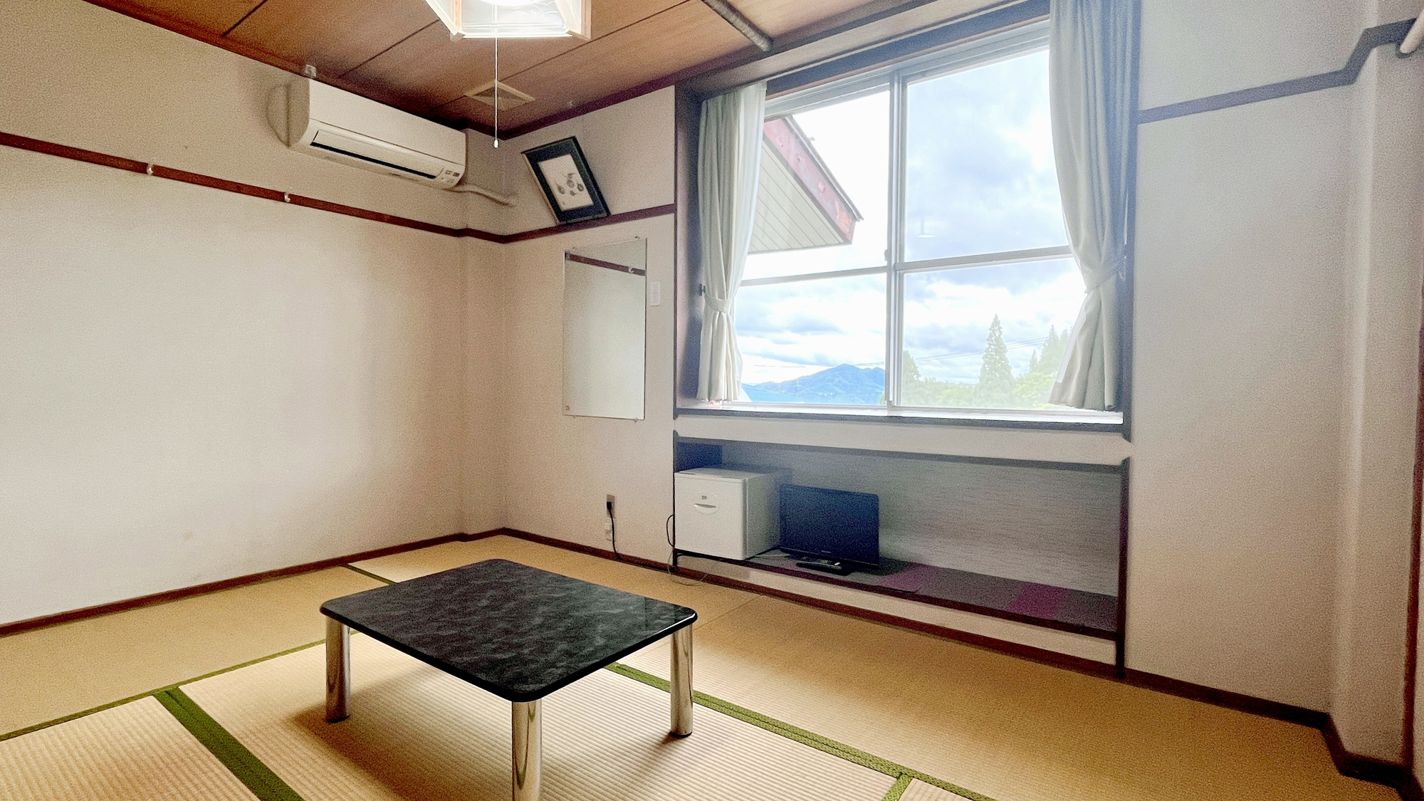 【客室（6畳和室）】大窓から自然の風景が楽しめます 