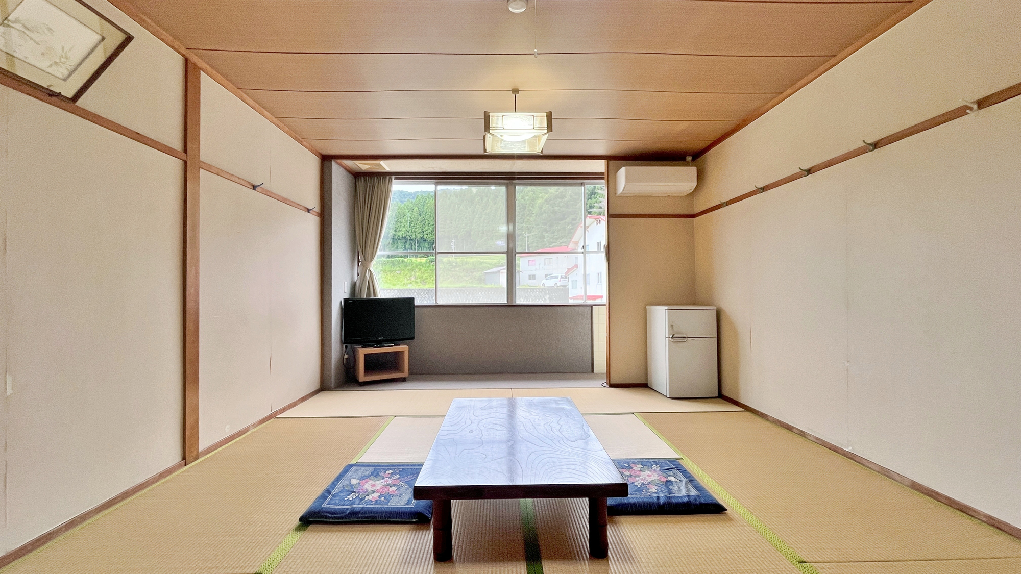 【客室（10畳和室）】一番広いお部屋、窓の外には自然の風景 
