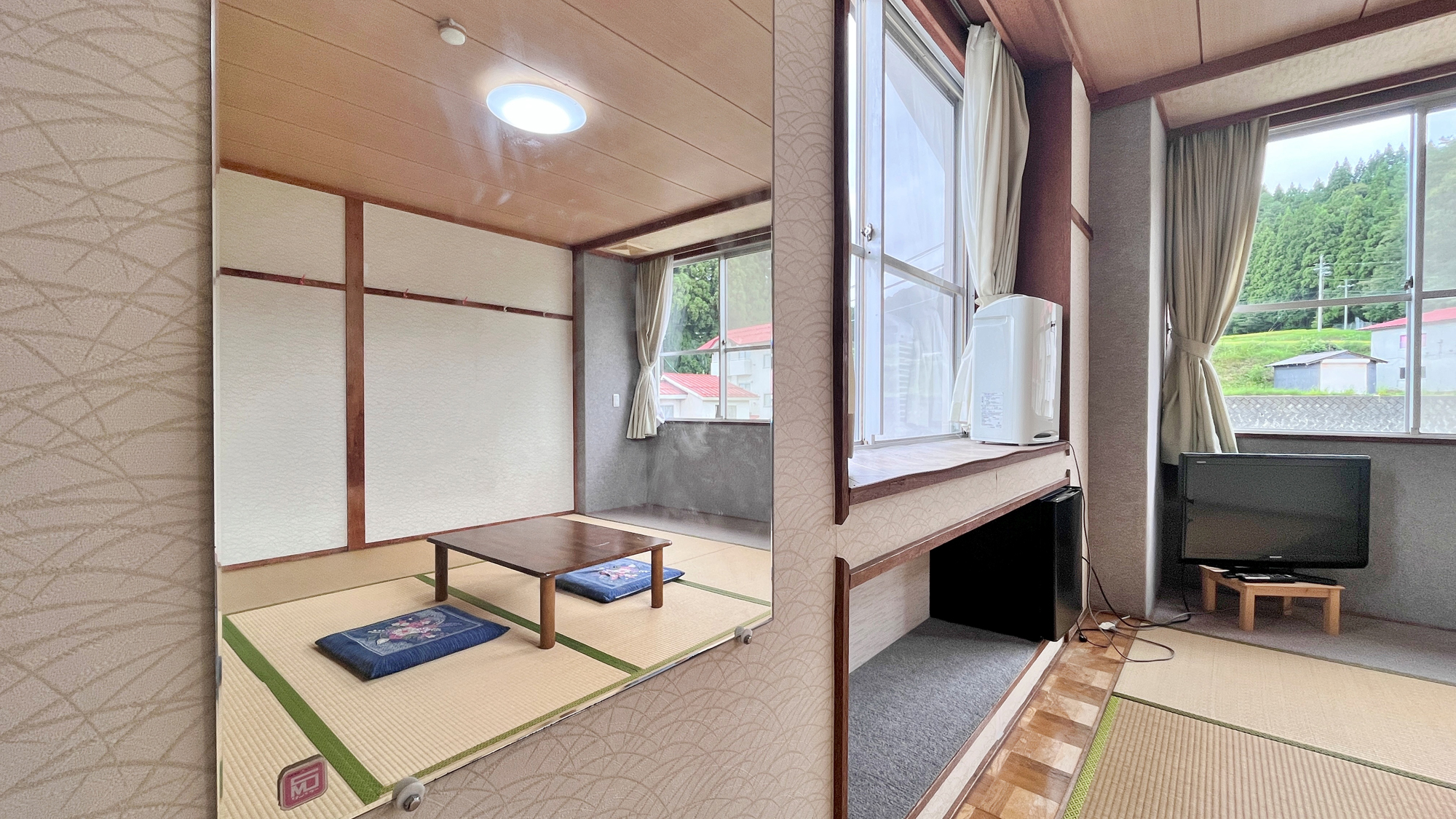 【客室（6畳和室）】大窓から自然の風景が楽しめます 