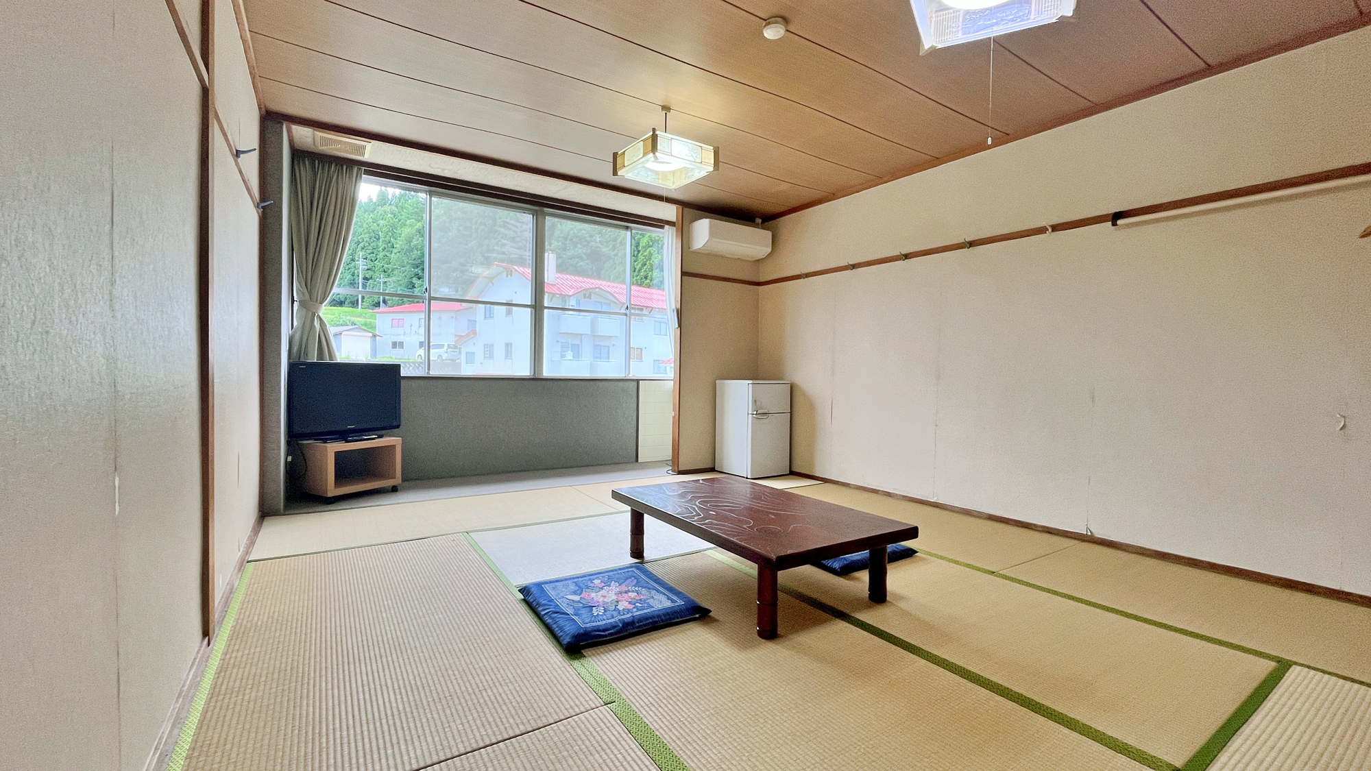 【客室（10畳和室）】一番広いお部屋、窓の外には自然の風景 