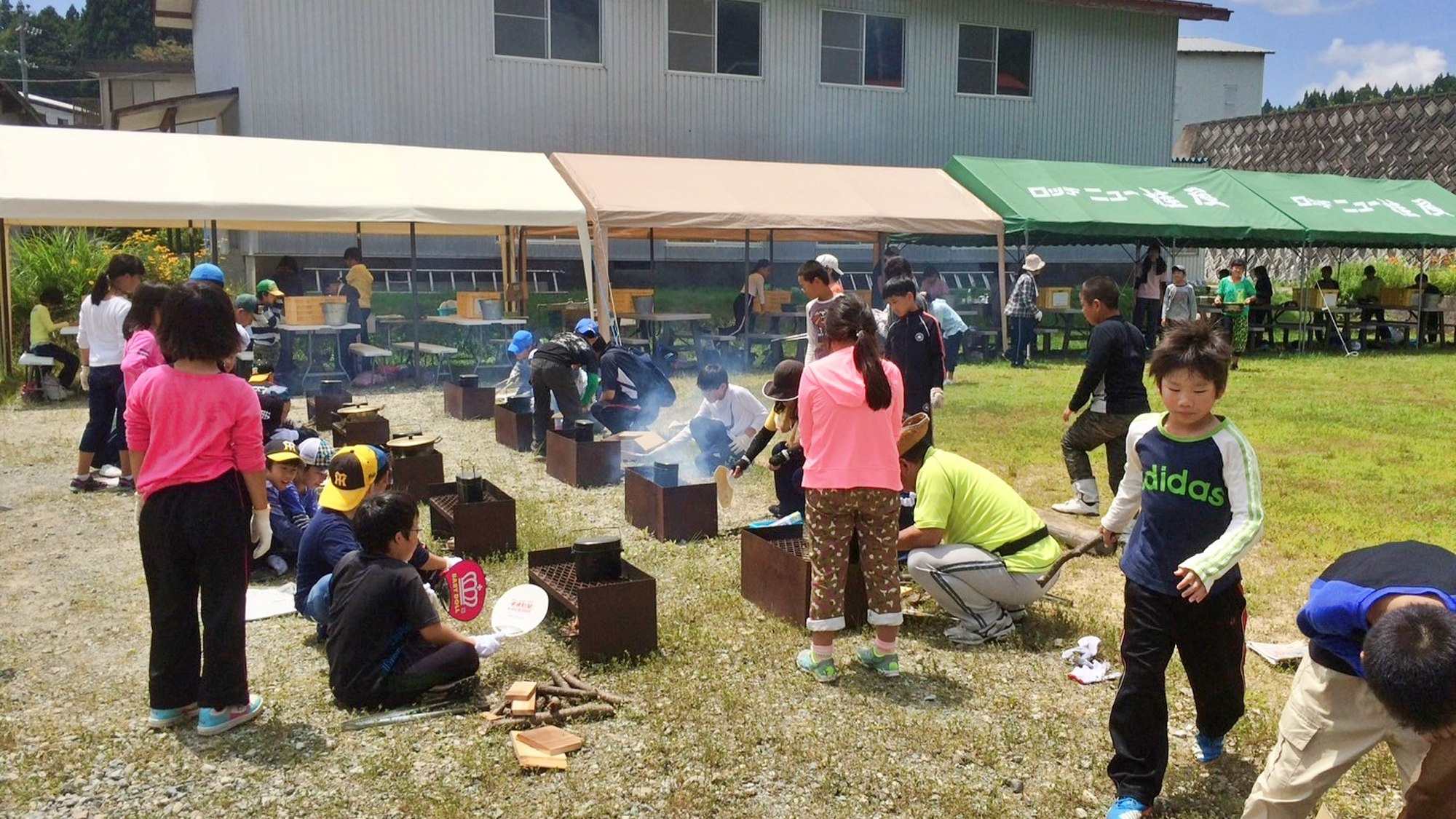 【体験】みんなで飯盒炊爨でごはんを炊いています