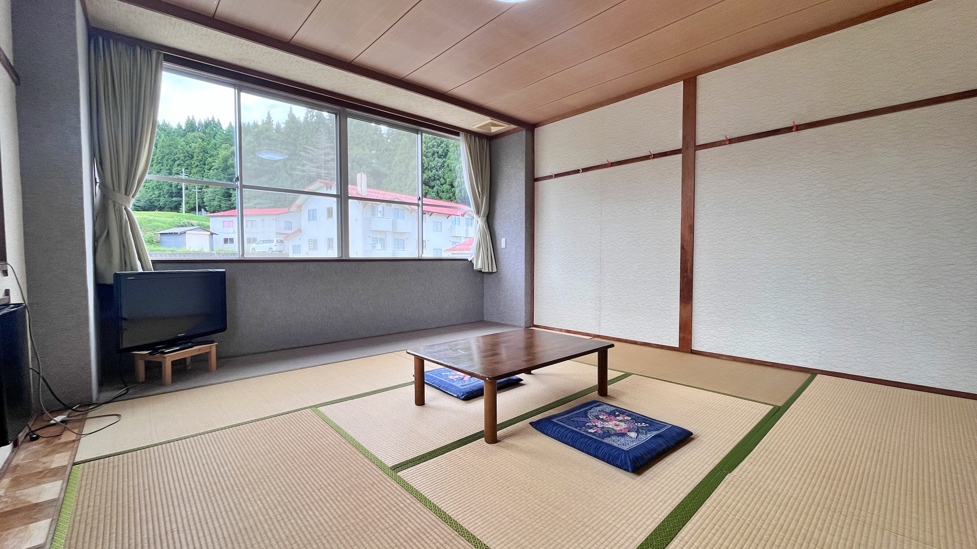 【客室（6畳和室）】大窓から自然の風景が楽しめます 