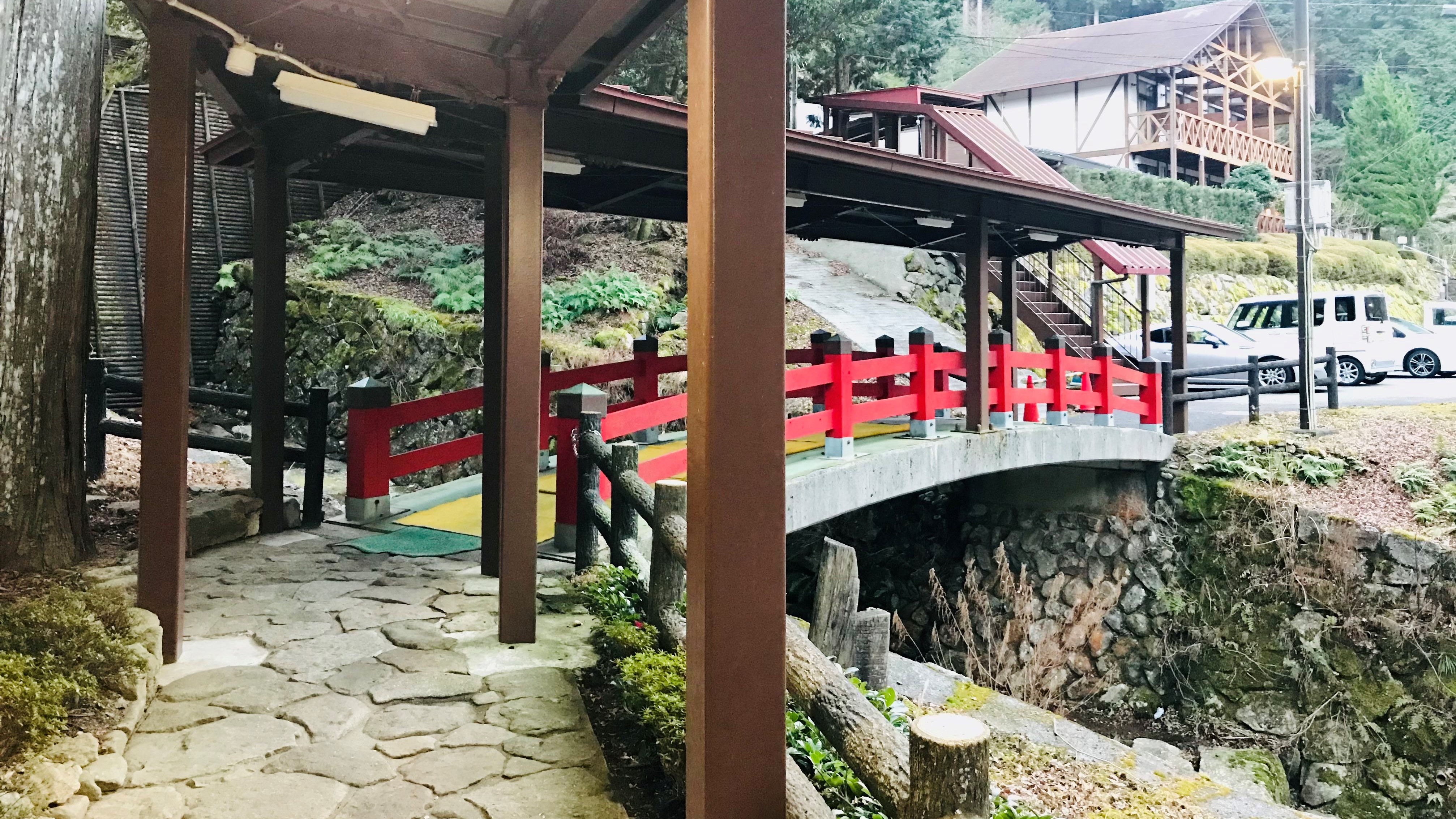 【高月温泉　館内から温泉までの赤い橋】