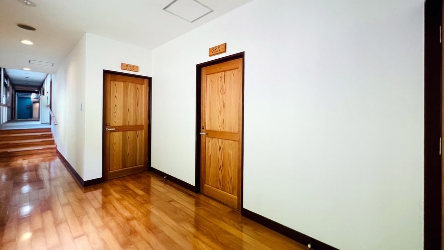 【本館一階洋室ツイン（バス・トイレ付）】客室前廊下と扉