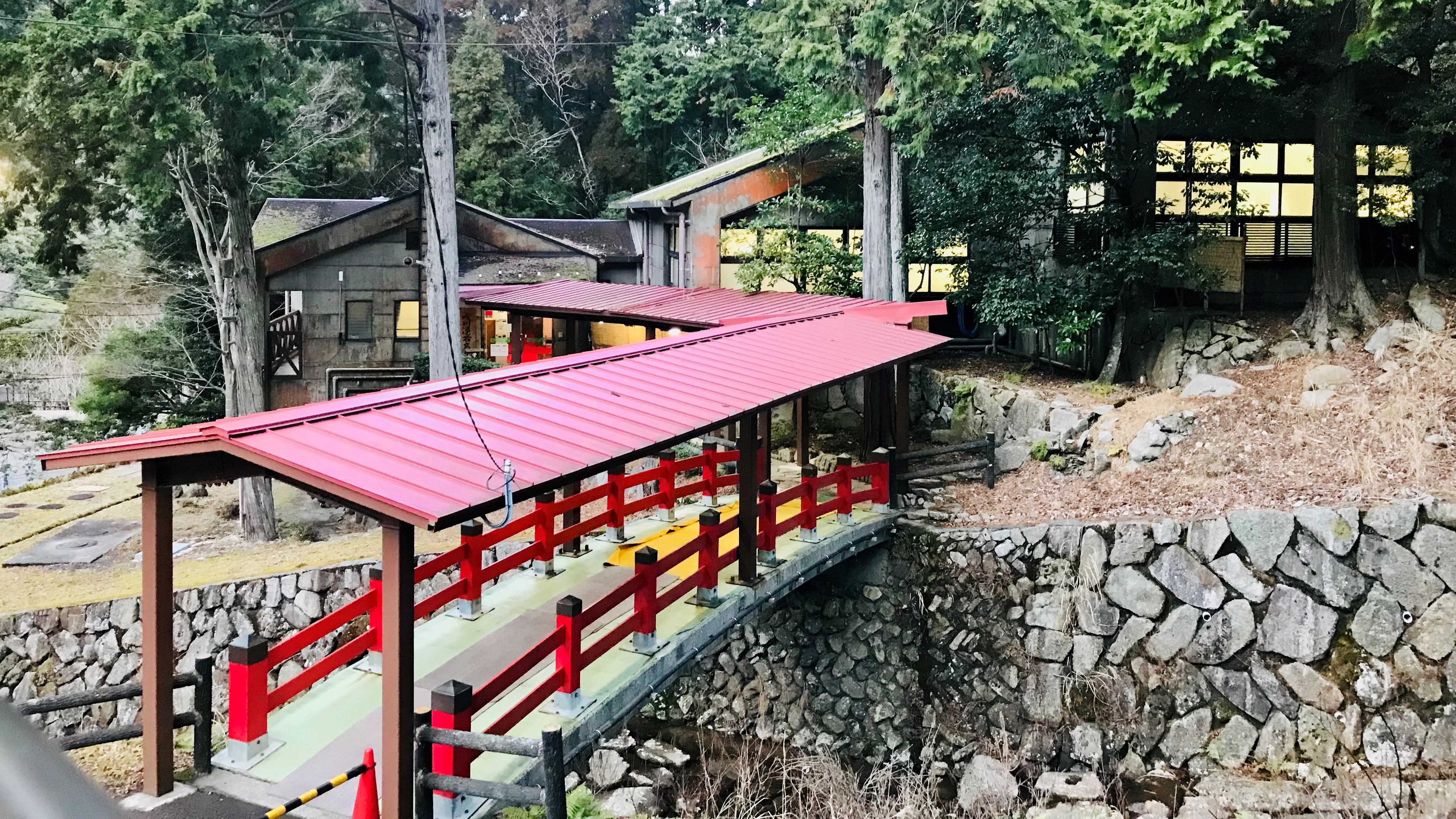 【高月温泉　館内から温泉までの赤い橋】