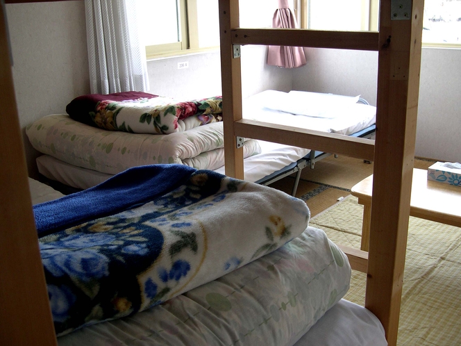 6畳和室2段ベッド1つ、シングルベッド1つの3人部屋。テレビ付き