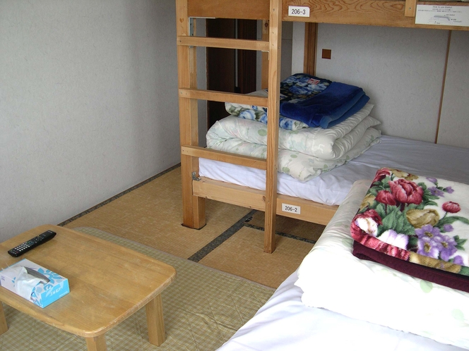 6畳和室2段ベッド1つ、シングルベッド1つの3人部屋。テレビ付き
