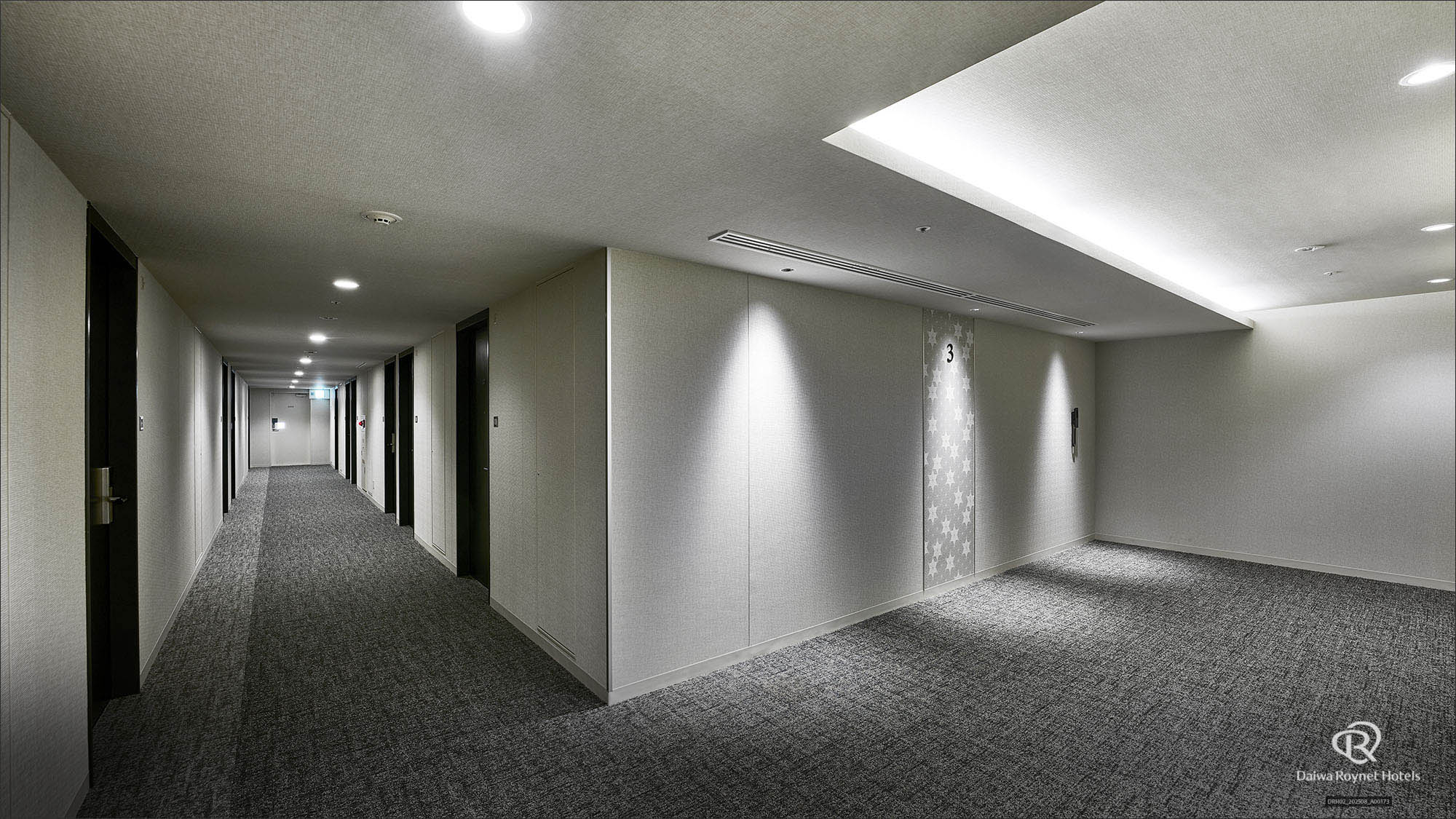 ELVフロア廊下（改装後）