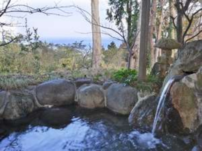 遠く房総半島、三浦半島の夜景や大島の漁り火の見える貸切露天風呂