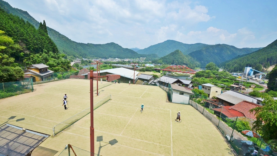 *当館敷地内には、テニスコートが2面！