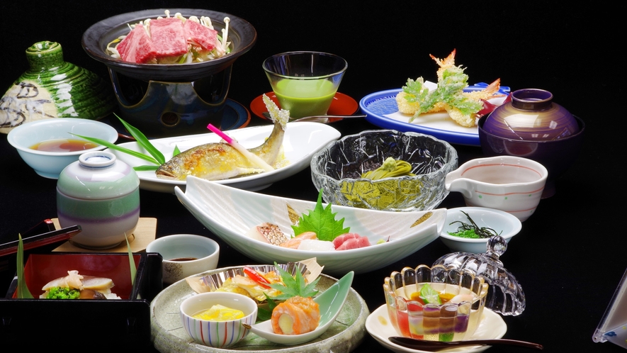 *通常のお食事。シーズンにより内容が変わります。川魚料理山の幸のお料理など。