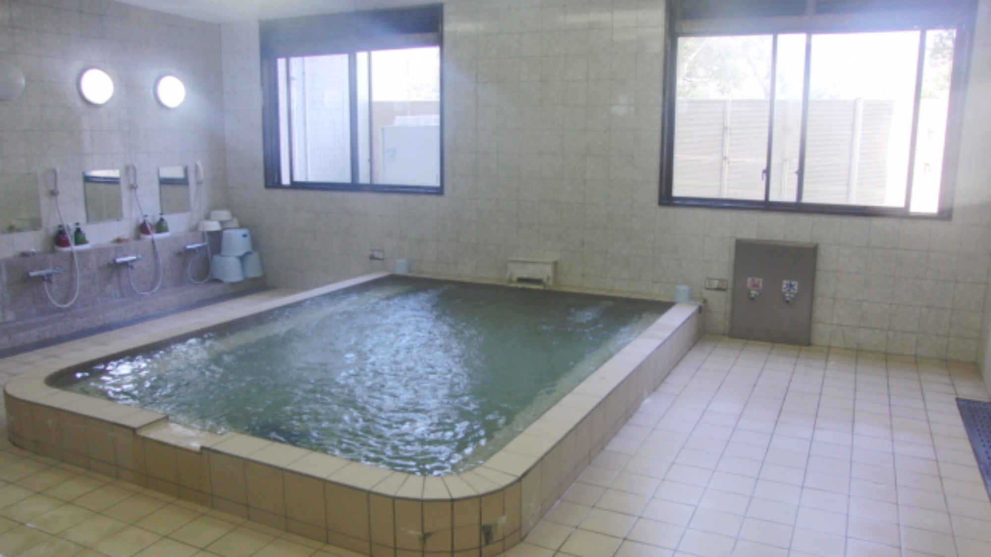 【大浴場（男湯）】温泉ではございませんが、のんびりお入りいただけます