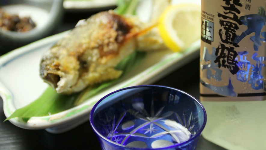 夕食_地酒と川魚の塩焼き