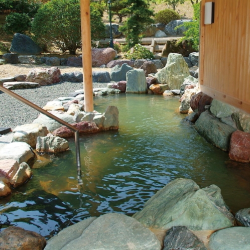 100%源泉の露天風呂で、開放的な雰囲気を満喫できます。良質なお湯が絶え間なく湧き出ております。