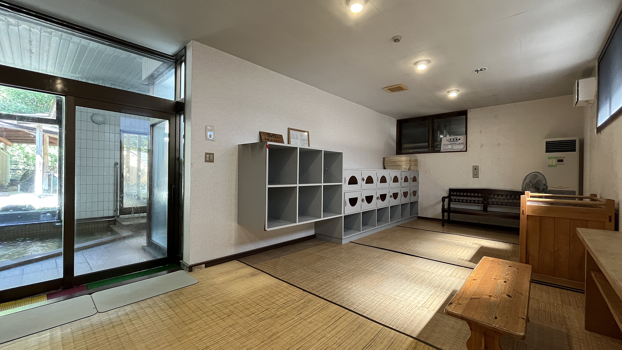 ★【脱衣所】女湯