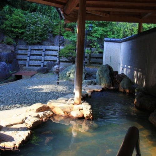 100%源泉の露天風呂で、開放的な雰囲気を満喫できます。良質なお湯が絶え間なく湧き出ております。