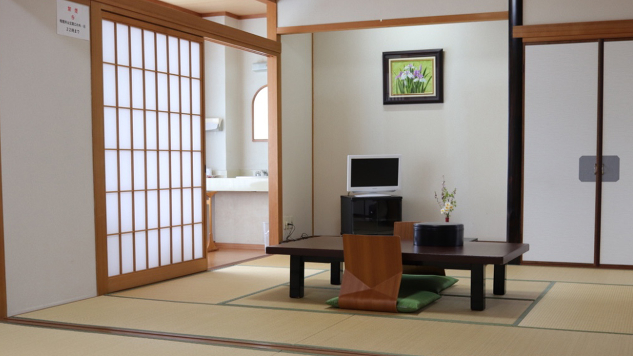 【和室１６畳(８畳２間)】広々としたファミリー向けのお部屋です。