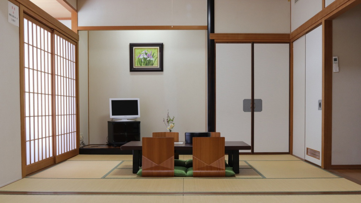 【和室１６畳(８畳２間)】広々としたファミリー向けのお部屋です。