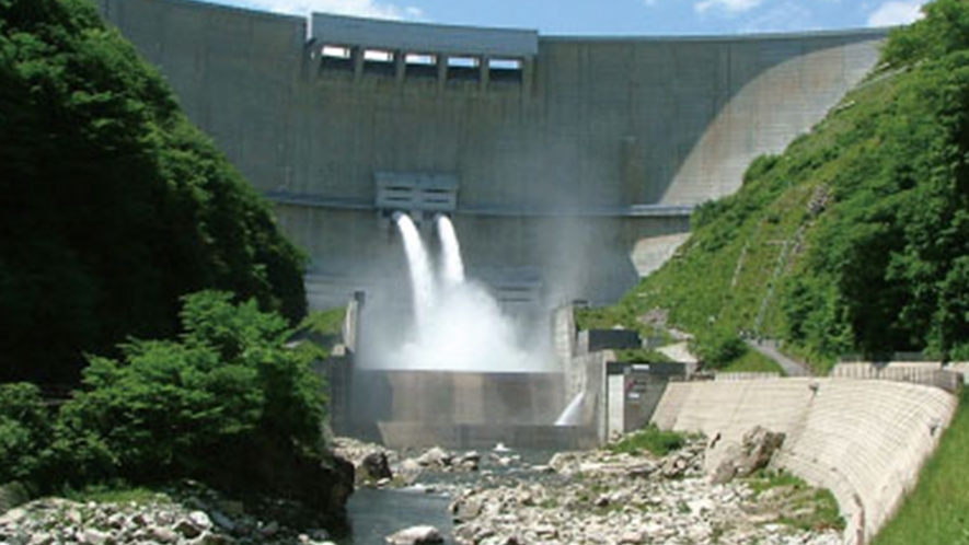 【温井ダム】ダムの高さはアーチ式では日本で黒部ダムに次いで２番目の高さ（156ｍ）を誇ります!