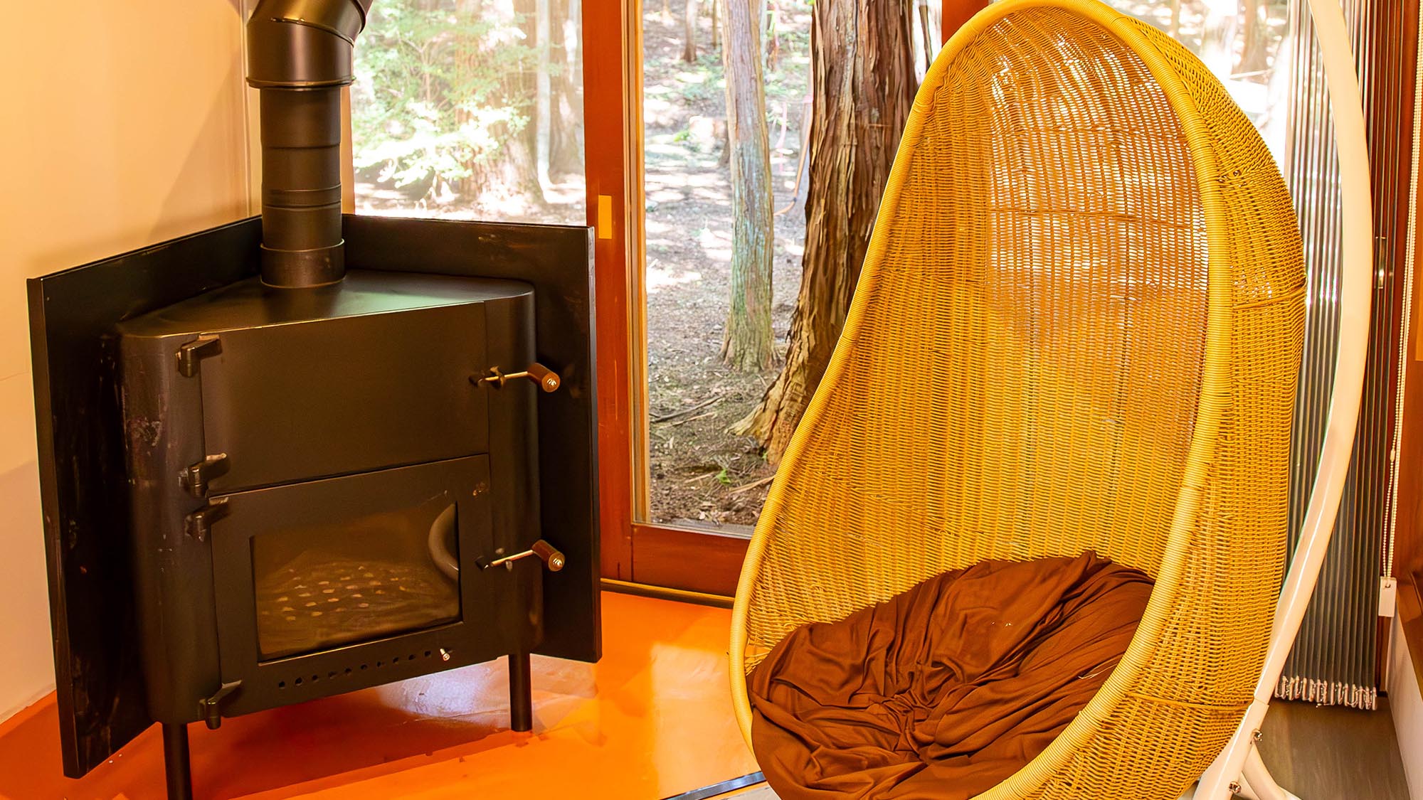 ・【みやまほうじろE】ハンギングチェアでのんびりゆらゆら。自然いっぱいの風景も眺められます