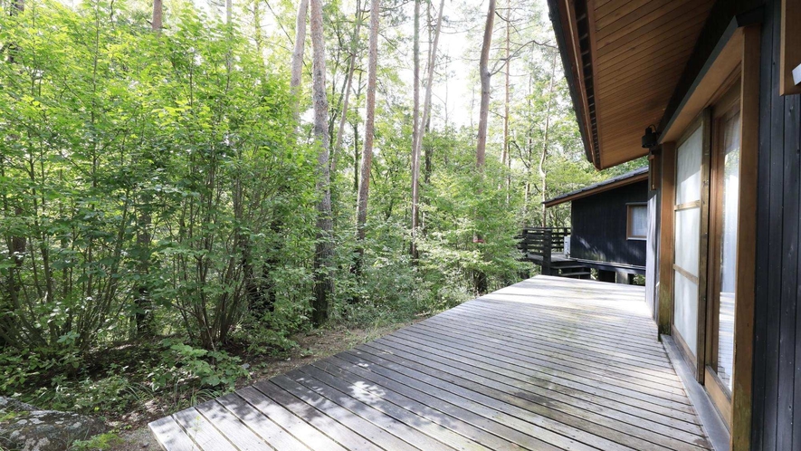 ・【あかげらの家】開放的なウッドデッキでは森の自然を感じることができます
