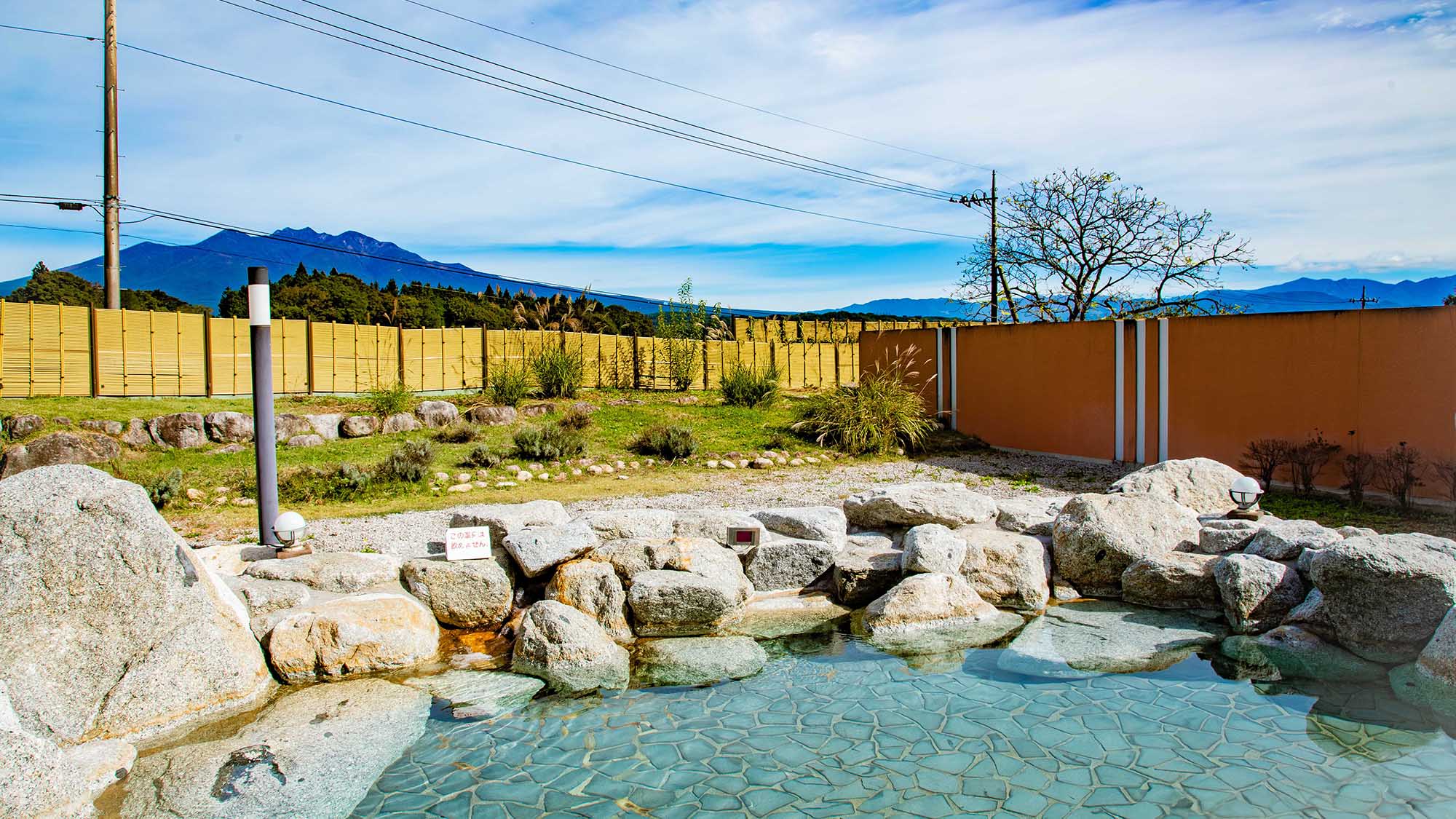 ・【尾白の湯】温度が少し高めの希釈露天風呂。ぽかぽか温まりたい方におすすめです