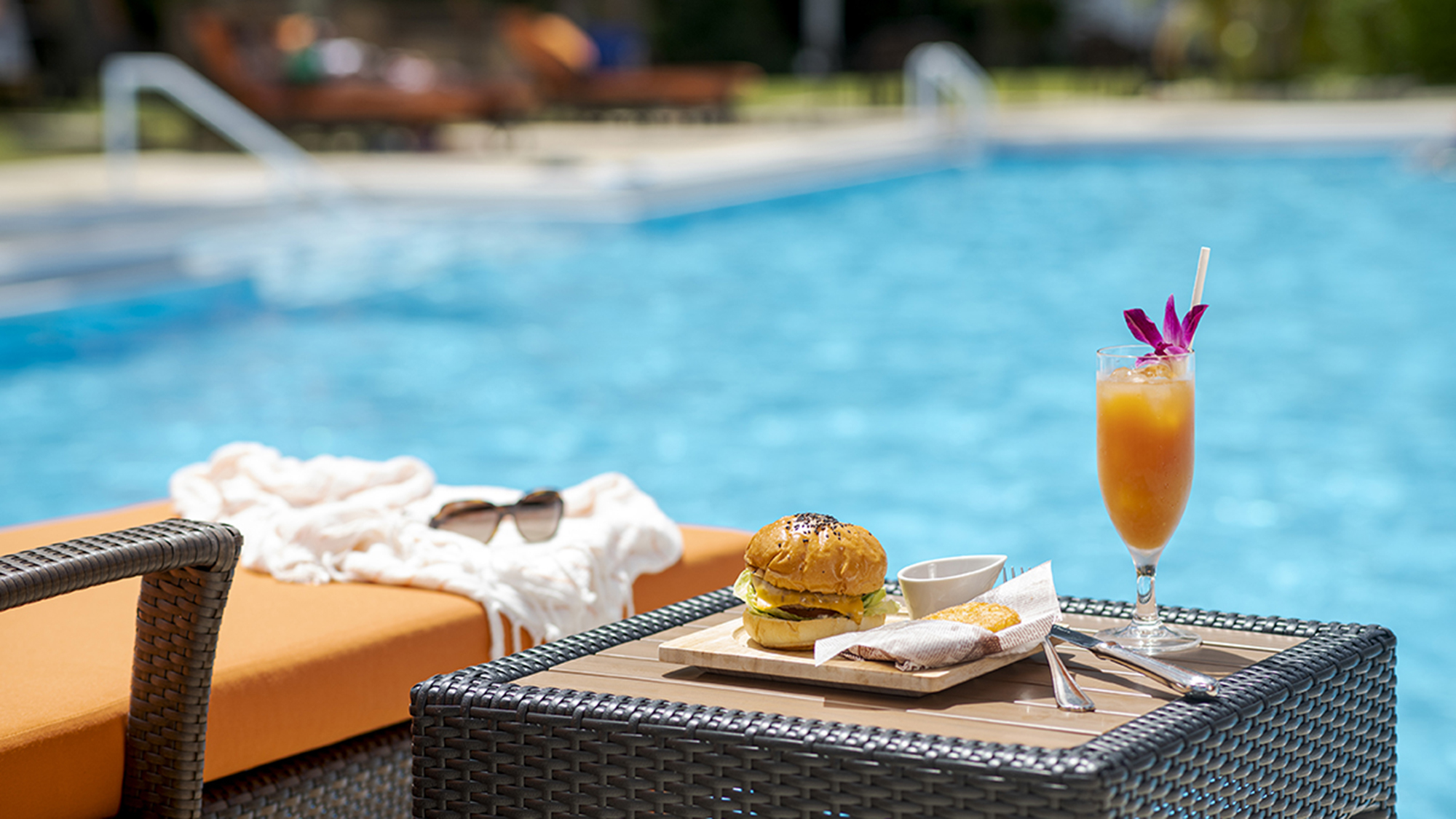 【夏季ガーデンプール】冷たいドリンクや、トロピカルムード満点のオリジナルカクテルなどが揃います。