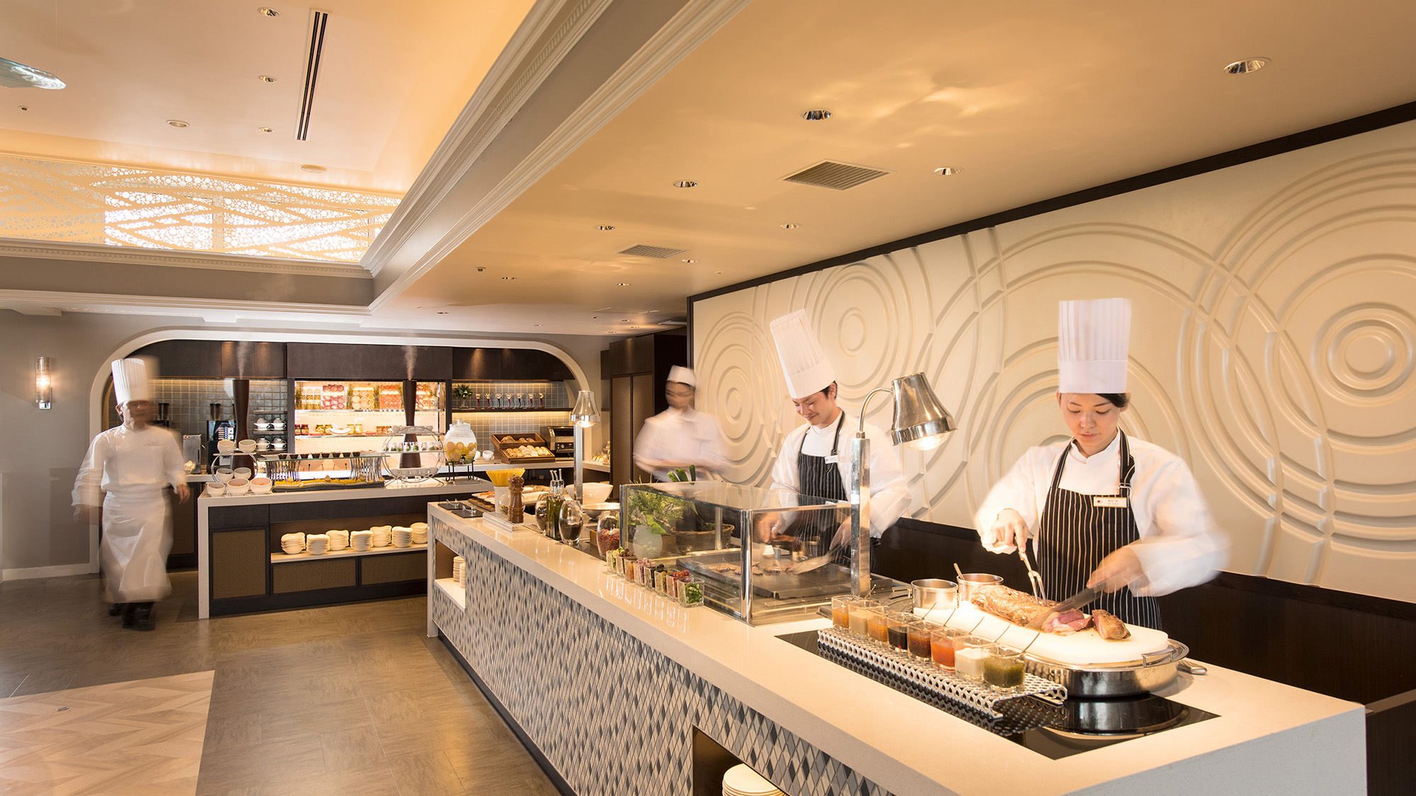 【グランドキャッスル　カフェ＆ダイニング】多彩なメニューをビュッフェで楽しめるオールデイダイニング。